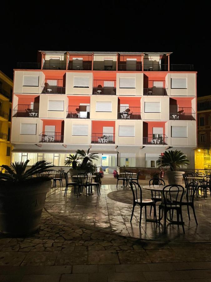 Hotel Robinia インペリア エクステリア 写真