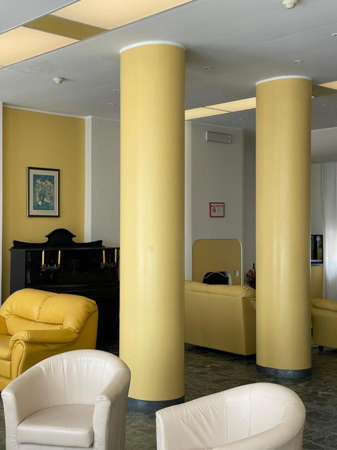 Hotel Robinia インペリア エクステリア 写真