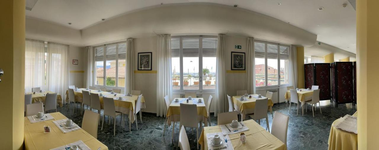 Hotel Robinia インペリア エクステリア 写真