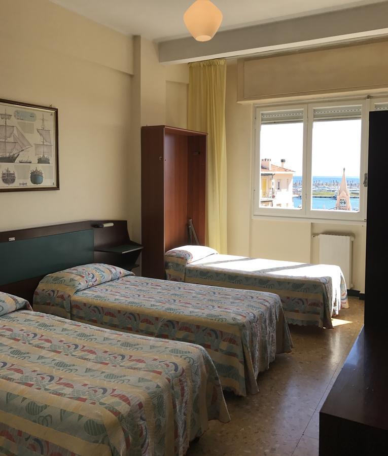 Hotel Robinia インペリア エクステリア 写真