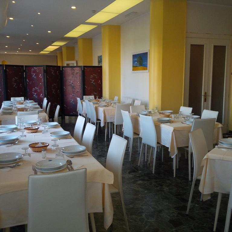 Hotel Robinia インペリア エクステリア 写真