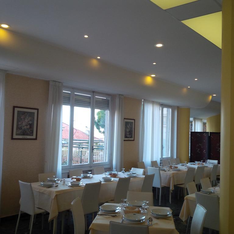 Hotel Robinia インペリア エクステリア 写真