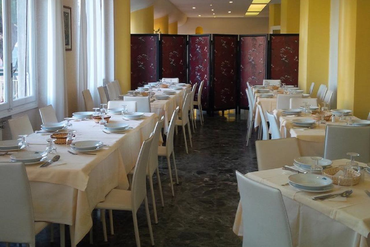 Hotel Robinia インペリア エクステリア 写真
